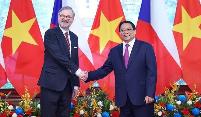 Vietnamese Prime Minister Pham Minh Chinh (R) and Czech Prime Minister Petr Fiala. (Photo: VNA)