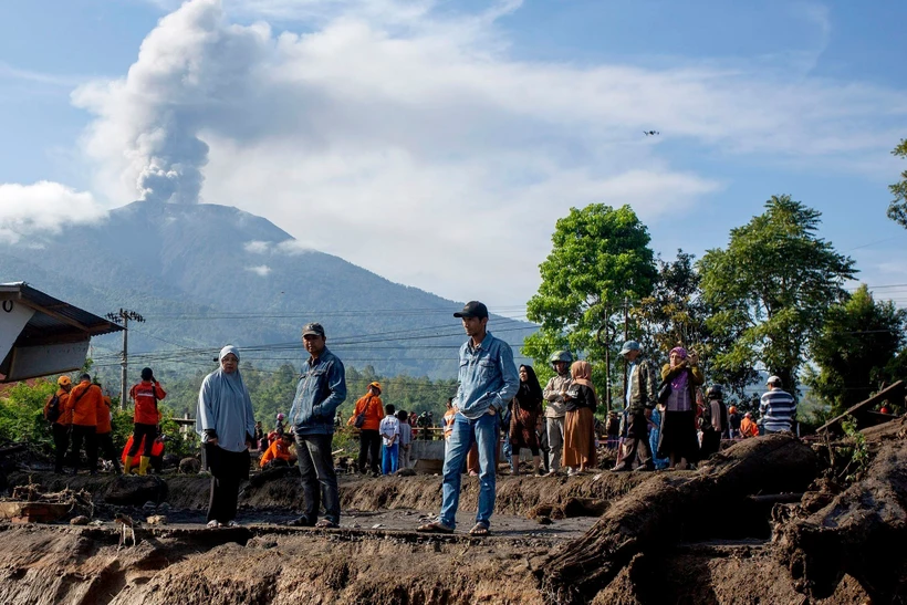Mount Marapi erupted again on April 19 (Photo: Xinhua)