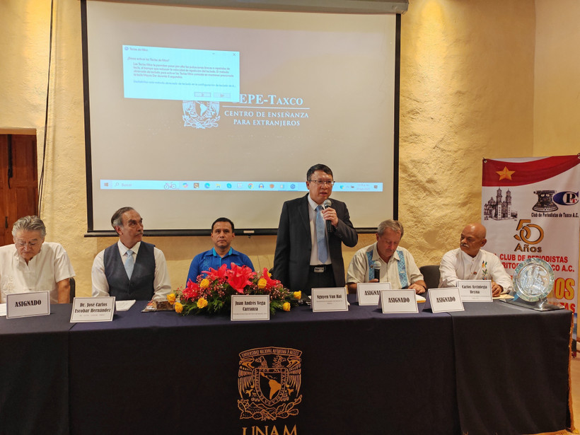 Vietnamese Ambassador to Mexico Nguyen Van Hai (centre) speaks at the seminar entitled “Vietnam towards a new era of development” in the city of Taxco (Photo: VNA)