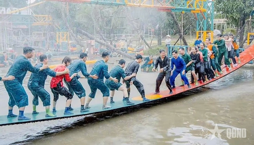 Tourists enjoying entertainment activities in the Mekong Delta region. (Photo: qdnd.vn)