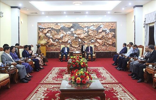 Vietnamese Ambassador to Cambodia Nguyen Minh Vu meets with representatives from the Standing Board of the Cambodian People’s Party. (Photo: VNA)