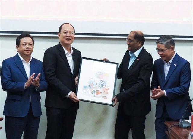 Ca Mau province Deputy Secretary Nguyen Ho Hai receives a gift from the Singaporean ambassador Jaya Ratnam at a meeting held on February 17 to enhance exports and cooperation. (Photo: tuoitre.vn)