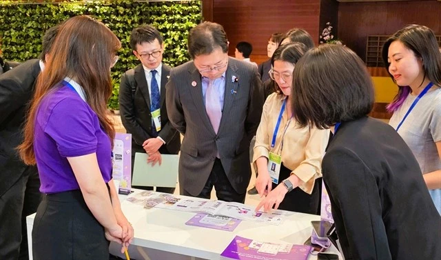 LynkiD representatives introduced technology solutions to Japanese delegates attending the P4G Summit. (Photo: courtesy of the firm)