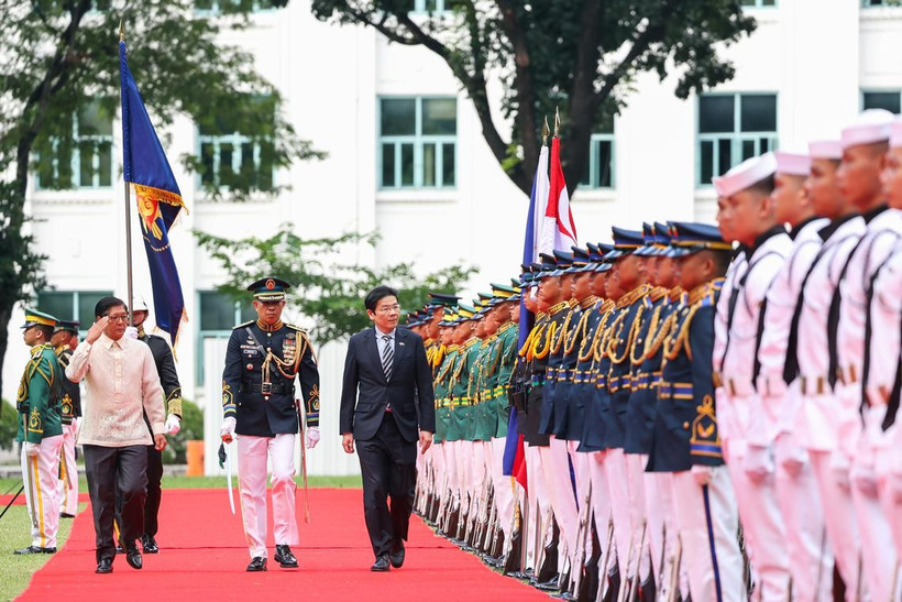 PM Lawrence Wong (centre) and Philippine President Ferdinand Marcos Jr (far left) reviewing an honour guard at Malacanang Palace in Manila on June 4. (Photo: MDDI) 