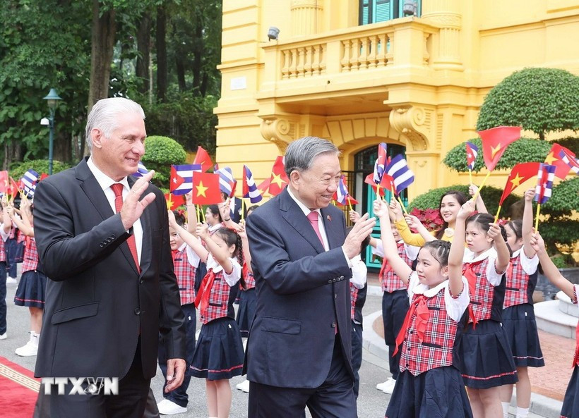 Vietnamese Party General Secretary To Lam and First Secretary of the Communist Party of Cuba Central Committee and President of Cuba Miguel Díaz-Canel at the welcome ceremony in Hanoi on September 1. (Photo: VNA) 