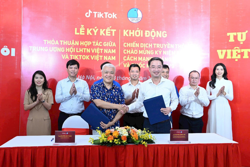 Representatives from the Central Committee of the Vietnam Youth Federation and TikTok Vietnam at the signing ceremony of cooperation agreement for the 2025-2029 period. (Photo: hanoimoi.vn)
