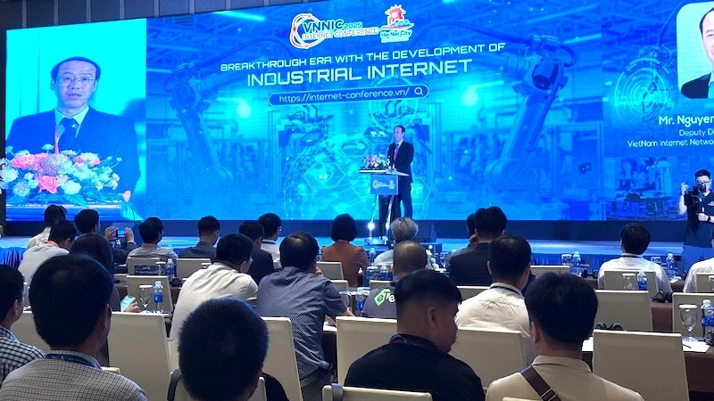 Nguyen Truong Giang, Deputy Director of the Vietnam Internet Network Information Centre, speaks at the event. (Photo: nhandan.vn)