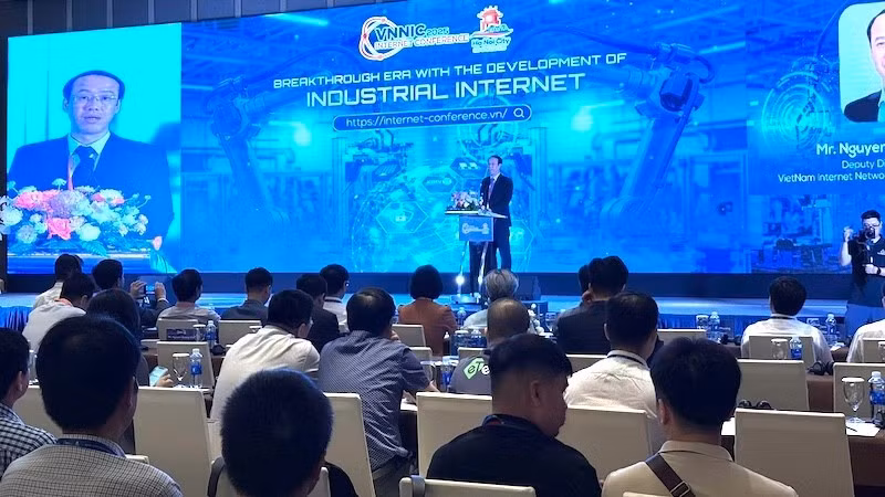 Nguyen Truong Giang, Deputy Director of the Vietnam Internet Network Information Centre, speaks at the event. (Photo: nhandan.vn)