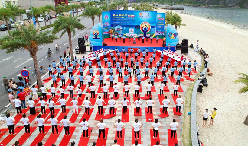 The event attracts thousands of people who are coaches and yogis who are passionate about practicing Yoga. (photo: baoquangninh.vn)