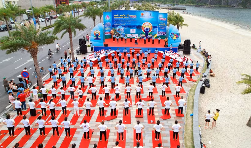 The event attracts thousands of people who are coaches and yogis who are passionate about practicing Yoga. (photo: baoquangninh.vn)