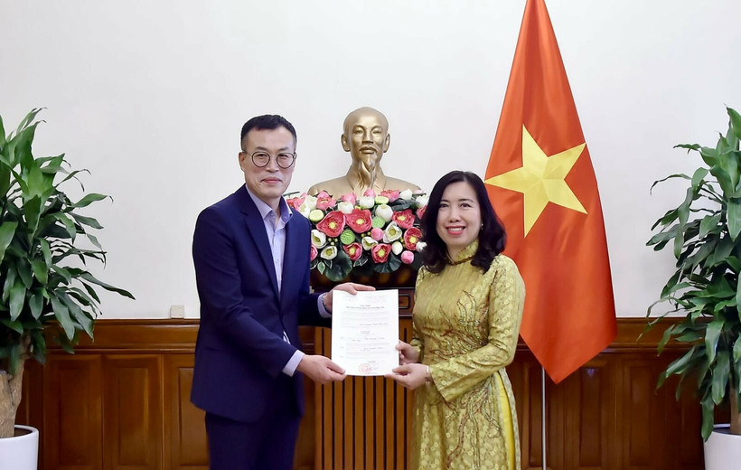 Deputy Minister of Foreign Affairs Le Thi Thu Hang (right) presents the licence to Chief representative of Financial News in Vietnam Kim Kwan Woong. (Photo: MoFA)