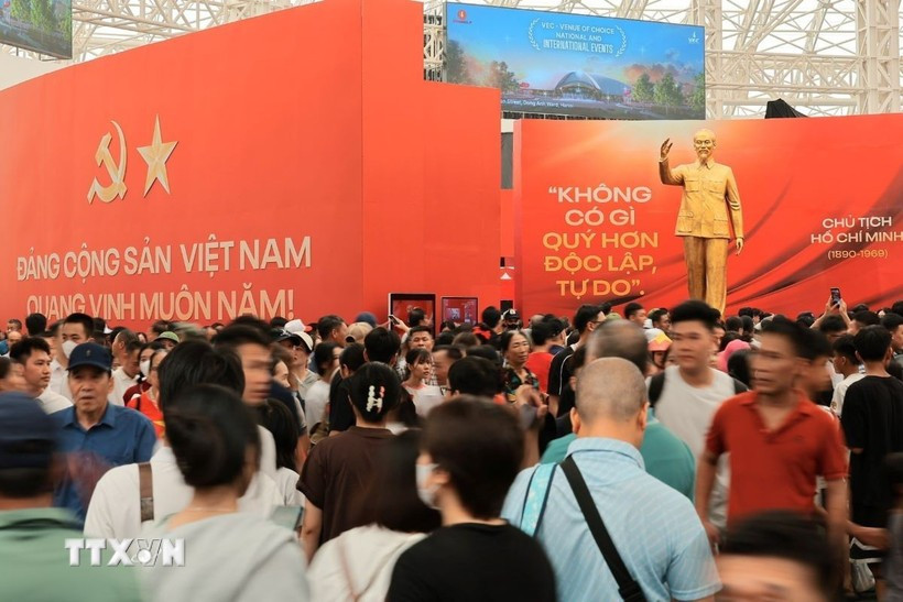The exhibition space "95 years of the Party Flag lighting the way" attracts a large number of visitors. (Photo: VNA)