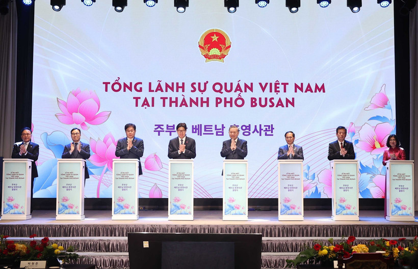 Party General Secretary To Lam (4th from right) at the inauguration ceremony of the Consulate General of Vietnam in Busan (Photo: VNA)