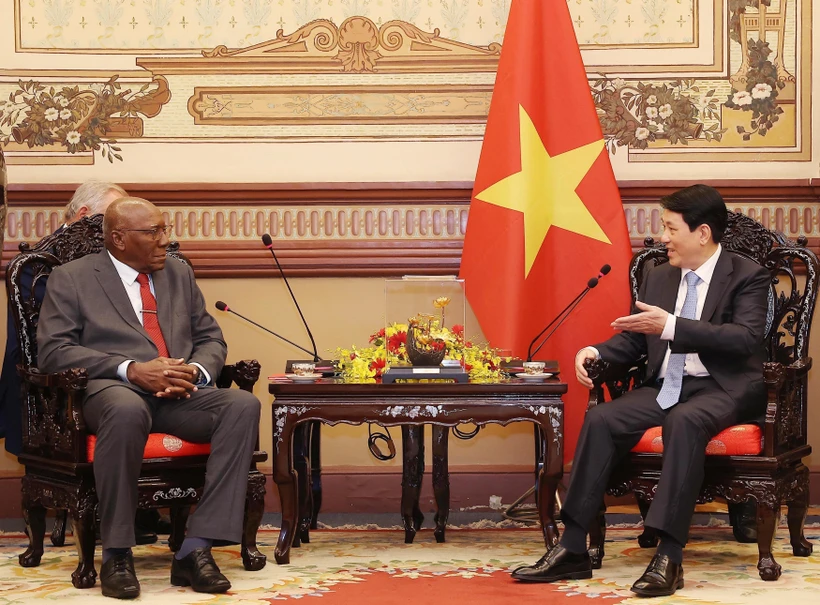 State President Luong Cuong (R) receives Salvador Valdes Mesa, Politburo member of the Communist Party of Cuba and Vice President of Cuba in Hanoi on April 29 (Photo: VNA)