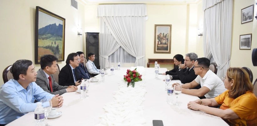 At the meeting between Chairman of the Members' Council and CEO of Vietnam Education Publishing House Nguyen Tien Thanh and Cuban Minister of Higher Education Walter Baluja García. (Photo: VNA)