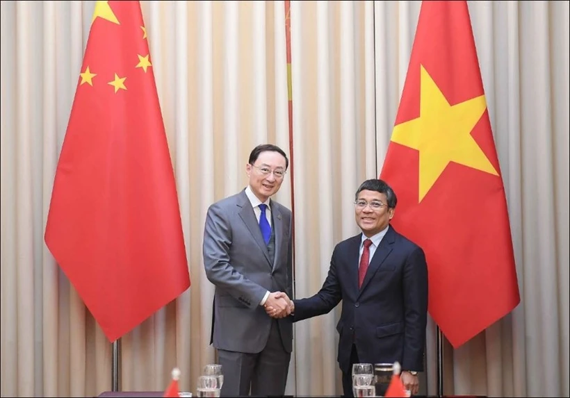 Permanent Deputy Minister of Foreign Affairs Nguyen Minh Vu (R) welcomes Chinese Vice Foreign Minister Sun Weidong (Photo: Ministry of Foreign Affairs)