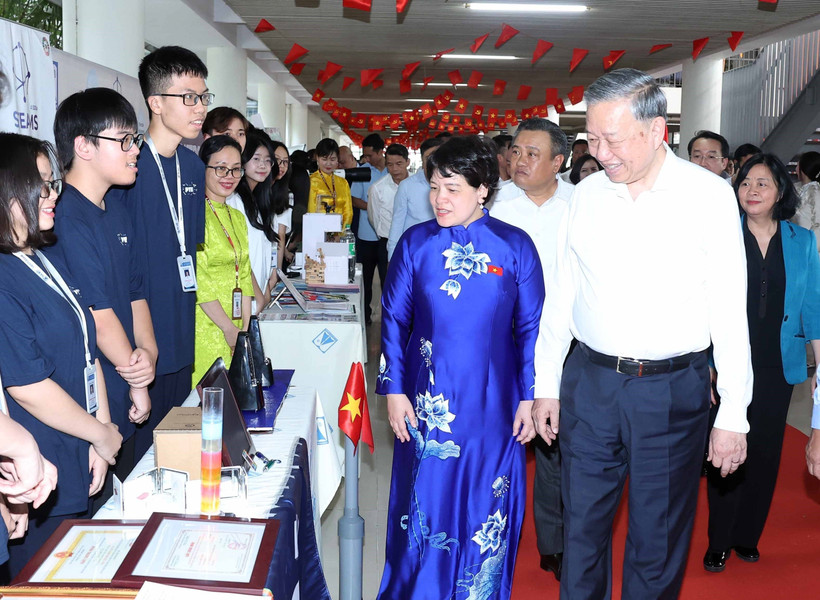 Party General Secretary To Lam meets with teachers and students of Hanoi - Amsterdam High School for the Gifted on May 14. (Photo: VNA)