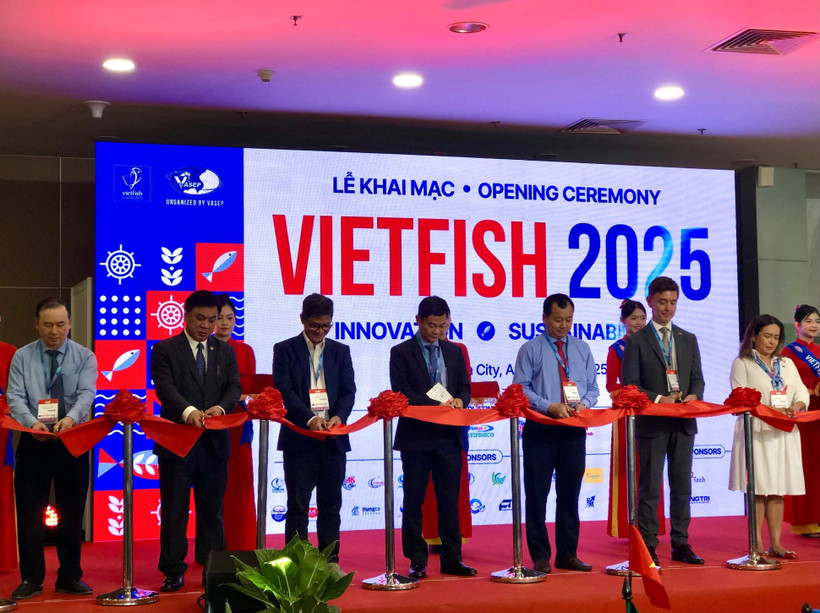 Delegates cut the ribbon to open the exhibition on August 20. (Photo: VNA)