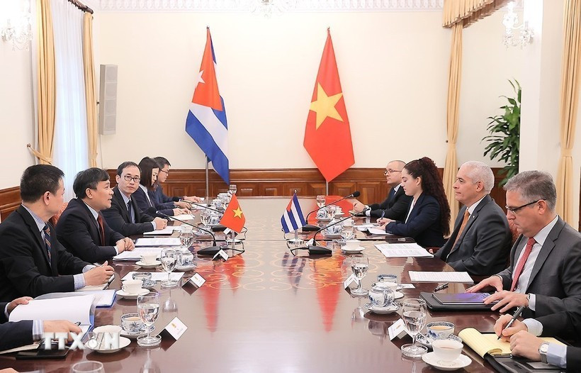 Vietnam’s Standing Deputy Minister of Foreign Affairs Nguyen Minh Vu and Cuba’s First Deputy Minister of Foreign Affairs Gerardo Peñalver Portal co-chair the eighth political consultation between between the two ministries in Hanoi on July 24. (Photo;: VNA)