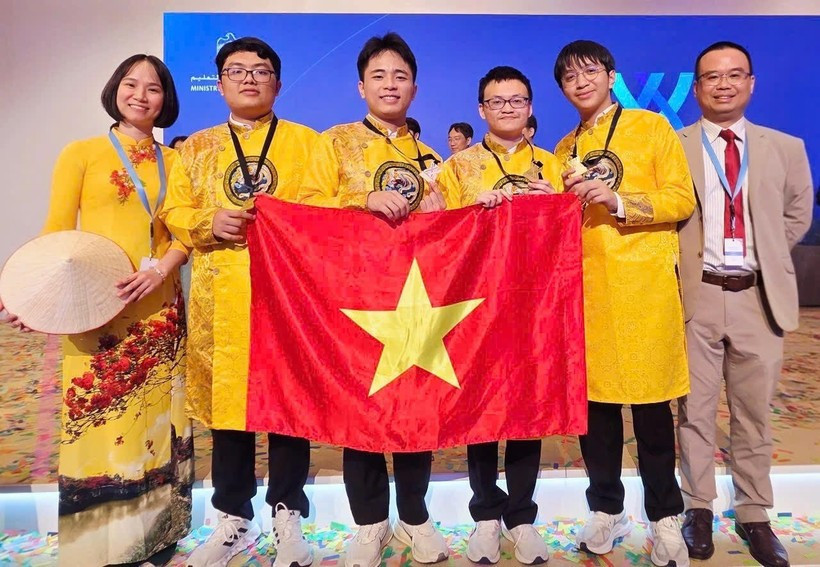 Four Vietnamese students (centre) win gold medals at the 57th International Chemistry Olympiad (IChO), held in Dubai, the United Arab Emirates (UAE), from July 5 to 14. (Photo: Ministry of Education and Training)