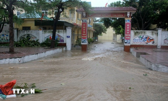 Water floods into Thu Thuy Primary School in Cua Lo ward, Nghe An province (Photo: VNA)