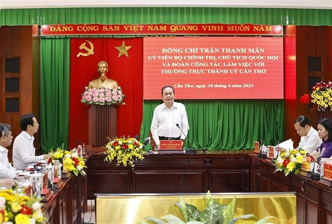 NA Chairman Tran Thanh Man speaks at the meeting (Photo: VNA)