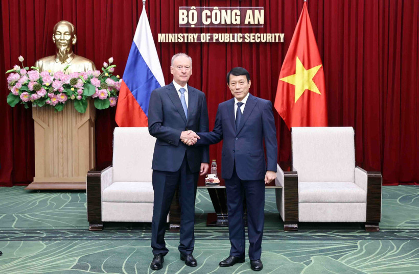Minister of Public Security Gen. Luong Tam Quang (right) and Nikolai Patrushev, Aide to the President of Russia and Chairman of the Maritime Board at the meeting in Hanoi. (Photo: VNA)