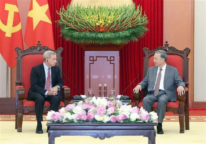 Party General Secretary To Lam (right) receives Alex Rogers, President of Global Affairs of Qualcomm Inc. in Hanoi on June 10. (Photo: VNA)