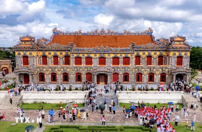 People visit the Imperial City of Hue. (Photo: VNA)