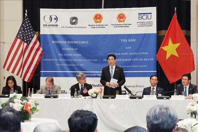 State President Luong Cuong (standing) speaks at a discussion with US businesses in New York on September 23 (local time) (Photo: VNA)