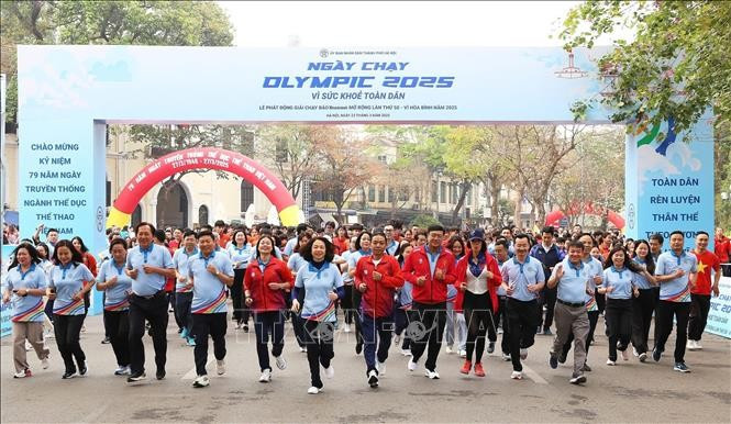 More than 4,000 athletes, coaches, officials, and residents of the capital run a lap around Hoan Kiem Lake on March 23(Photo: VNA)