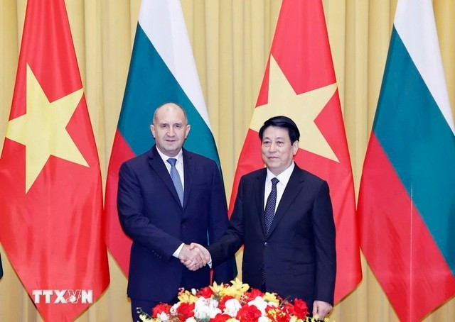 Vietnamese President Luong Cuong (R) and Bulgarian President Rumen Radev at their meeting in Hanoi on November 25, 2024 (Photo: VNA)