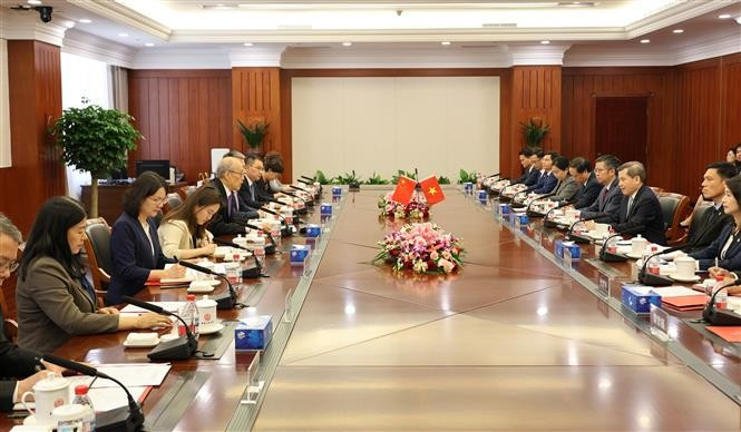The talks between the delegations of the Supreme People's Courts of Vietnam and China (Photo: VNA)