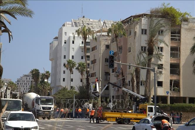 Apartment buildings on Tel Aviv’s Levy Eshkol street damaged by missile strikes on June 16, 2025 (Photo: VNA)