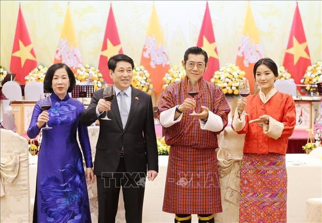 State President Luong Cuong (second, left) and his spouse host a solemn banquet in Hanoi on August 19 evening in honour of Bhutanese King Jigme Khesar Namgyel Wangchuck, Queen Jetsun Pema Wangchuck and the high-ranking delegation of Bhutan. (Photo: VNA)