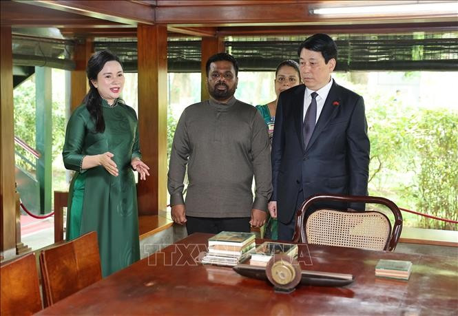 State President Luong Cuong (R) and Sri Lankan President Anura Kumara Dissanayaka pose for a photo in Uncle Ho's Stilt House. (Photo: VNA)