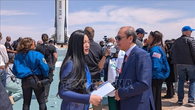 Vietnamese Ambassador to the US Nguyen Quoc Dung (R) hands over a congratulatory letter from President Luong Cuong to Amanda Nguyen. (Photo: VNA)
