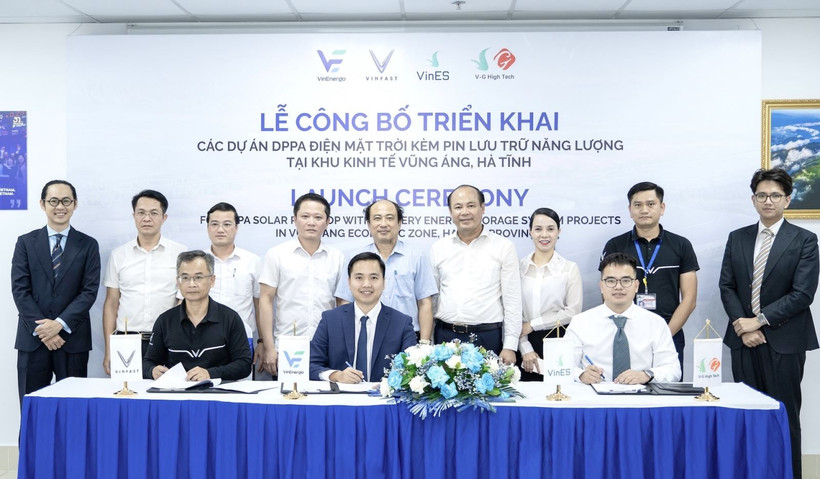 Delegates at the launch ceremony of solar power and battery energy storage systems (BESS) in Vung Ang Economic Zone in the central province of Ha Tinh. (Photo: VNA)
