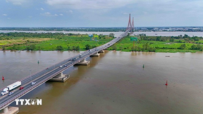 Can Tho Bridge spans the Hau River, connecting Can Tho city and Vinh Long province. (Photo: VNA)
