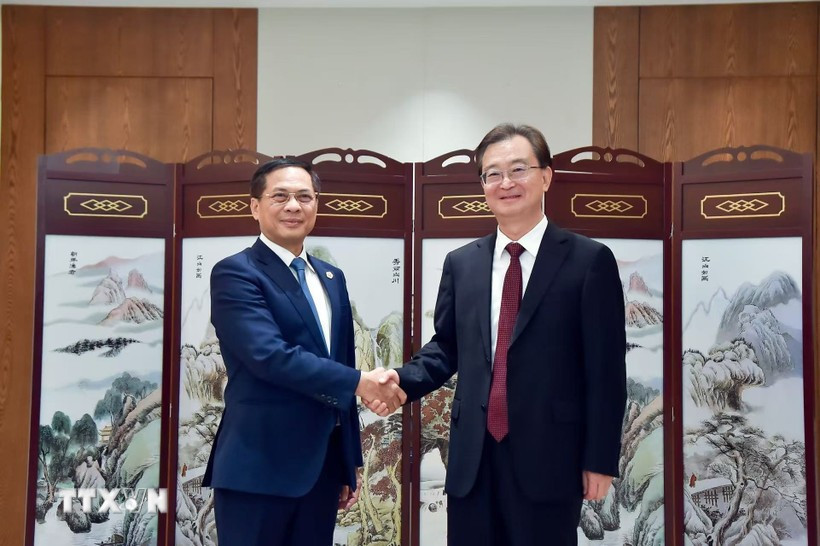 Vietnamese Deputy Prime Minister and Minister of Foreign Affairs Bui Thanh Son (left) meets with Wang Ning, Secretary of the Yunnan provincial Party Committee and Chairman of the Standing Committee of the provincial People's Congress. (Photo: VNA)