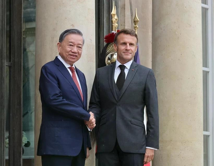 French President Emmanuel Macron hosts a welcome ceremony for Vietnamese Party General Secretary and President To Lam in Paris, France on October 7, 2024. (Photo: VNA)
