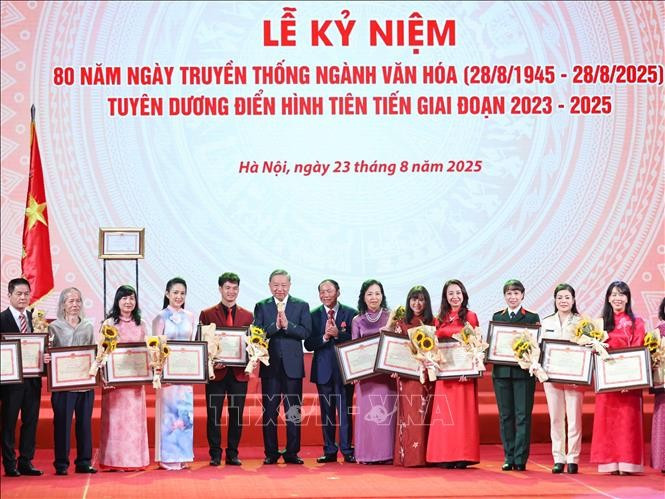 Party General Secretary To Lam (sixth, left) honours outstanding individuals in the cultural sector (Photo: VNA)