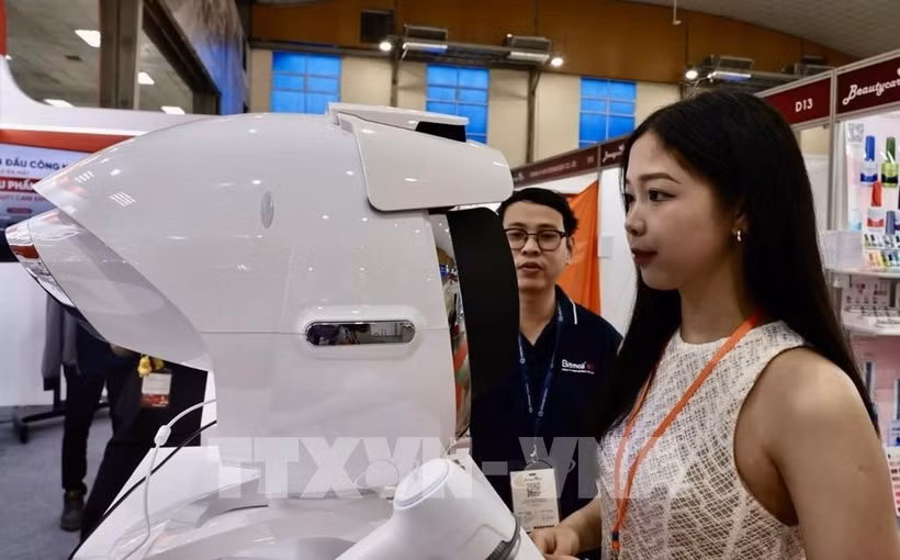 A visitor experiences technologies at the event. (Photo: VNA)