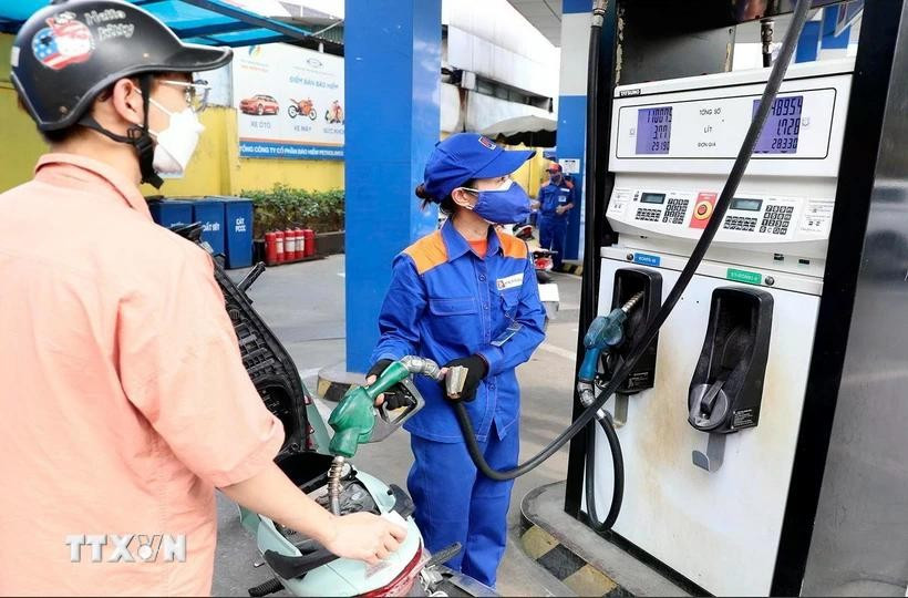 E5 RON92 gasoline jumps 280 VND to 20,911 VND (0.83 USD) per litre, while RON95-III climbs 263 VND to 21,507 VND per litre. (Photo: VNA)