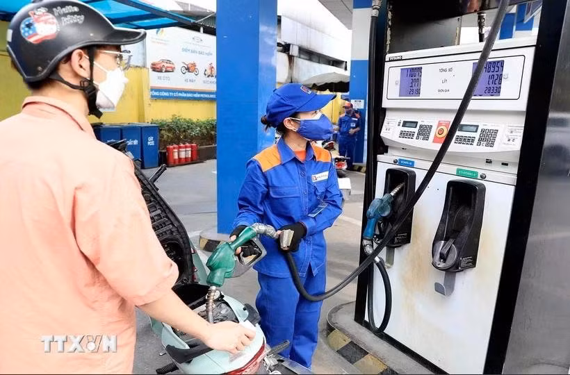 E5 RON92 gasoline jumps 280 VND to 20,911 VND (0.83 USD) per litre, while RON95-III climbs 263 VND to 21,507 VND per litre. (Photo: VNA)