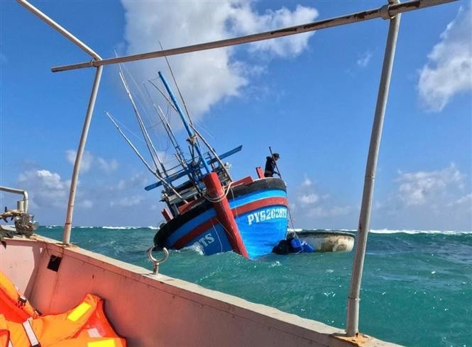Vessel PY 92628TS is stranded and unable to rectify the situation. (Photo: VNA)