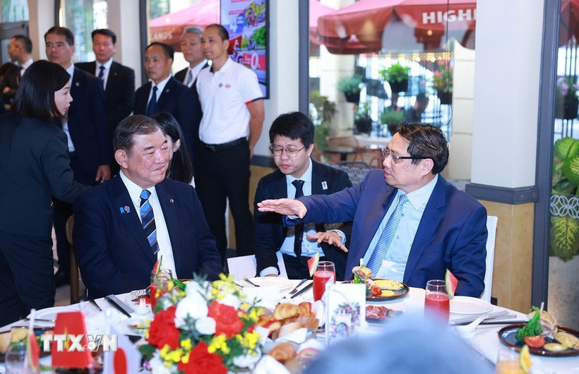 Prime Minister Pham Minh Chinh (right) and Japanese counterpart Ishiba Shigeru have breakfast and enjoy Vietnamese coffee together on April 29. (Photo: VNA)