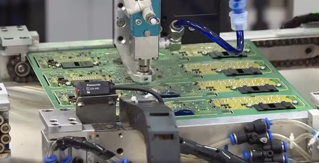 Vietnam’s imports of computers, electronics and components from China are estimated to reach a total of 33-34 billion USD in 2024. (Photo: baodautu.vn)