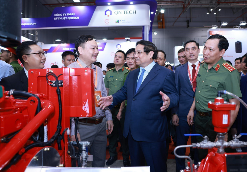 PM Pham Minh Chinh visits the Secutech+ Vietnam exhibition. (Photo: VNA)