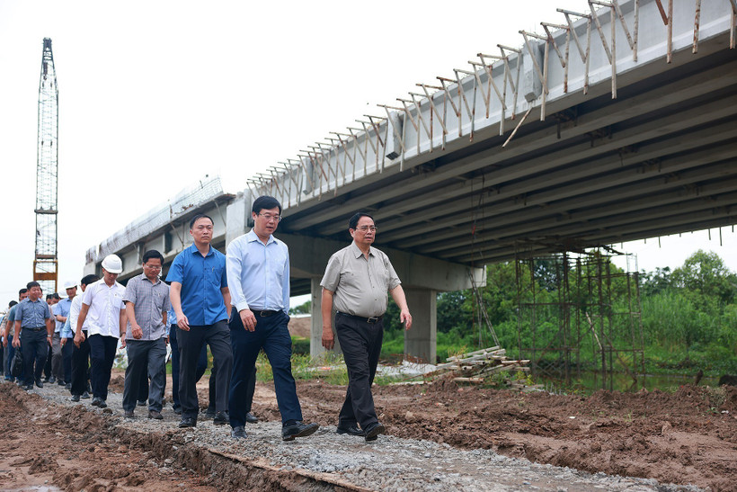 Prime Minister Pham Minh Chinh (front row, 1st from right) the Cao Lanh – An Huu expressway in Dong Thap province (Photo: VNA)